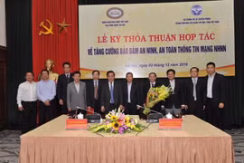 Thứ trưởng Nguyễn Thành Hưng và Phó Thống đốc Nguyễn Kim anh cùng đại diện các đơn vị dự Lễ ký kết Thỏa thuận hợp tác