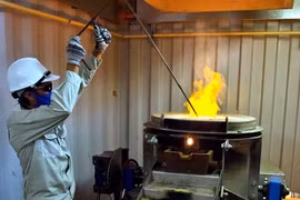 Việc nợ thuế khiến Công ty vàng Phước Sơn bị cưỡng chế, phải ngừng sản xuất. 
