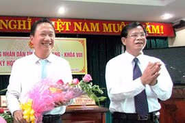 Ông Huỳnh Minh Chắc chúc mừng ông Trịnh Xuân Thanh được HĐND bầu làm Phó chủ tịch UBND tỉnh Hậu Giang vào tháng 5/2015. Ảnh: Báo Hậu Giang.