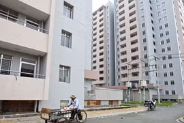 Doanh nghiệp cho rằng thủ tục cấp phép xây dựng, đầu tư dự án rườm rà đã đẩy chi phí, giá nhà lên cao.