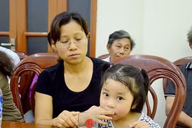 Vợ và con đại tá phi công Trần Quang Khải. Ảnh: Báo Nghệ An.