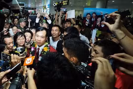 Người hùng Hoàng Xuân Vinh trong sự cuồng nhiệt của người hâm mộ và báo chí