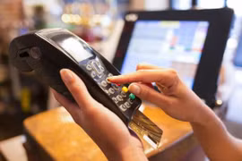 Chủ thẻ Woori Bank phát hành tại VN có thể giao dịch thanh toán trên gần 17.200 máy ATM và 230.000 máy POS thuộc hệ thống của NAPAS