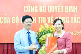Phó trưởng ban Tổ chức Trung ương Mai Văn Chính trao quyết định điều động của Bộ Chính trị cho bà Lê Thị Thủy
