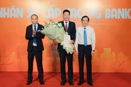 Tân Quyền Tổng giám đốc PG Bank Phạm Mạnh Thắng (giữa) và tân Chủ tịch HĐQT PG Bank Nguyễn Phi Hùng (trái). Ảnh: PG Bank