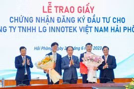 Lãnh đạo TP Hải Phòng trao giấy chứng nhận đăng ký đầu tư cho LG Innotek