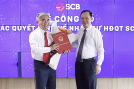 Ông Phan Đình Điền (trái) nhận quyết định giữ chức Chủ tịch HĐQT SCB (Ảnh: SBV)