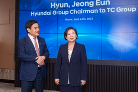 Chủ tịch TC Group Nguyễn Anh Tuấn (trái) và Chủ tịch Hyundai Group Hyun Jeong-Eun