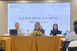 Bà Phạm Minh Hương - Chủ tịch HĐQT PTI - trao đổi với cổ đông tại ĐHĐCĐ thường niên năm 2023