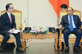Ông Kanetsugu Mike, Tổng Giám đốc Ngân hàng MUFG thông tin với Thủ tướng Nguyễn Xuân Phúc. (Ảnh: VGP)