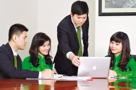 Nhân viên Vietcombank nhận thu nhập bình quân 34,44 triệu đồng/tháng nhưng làm lợi cho NH gấp nhiều lần. (Ảnh: Internet)