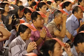 Dòng người đổ về một ngôi chùa để thực hiện nghi lễ "dâng sao giải hạn" ngày đầu Xuân Kỷ Hợi 2019 (Nguồn: VTV) 