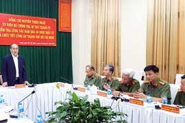 Bí thư Thành ủy TP HCM Nguyễn Thiện Nhân trao đổi với Ban giám đốc Công an TP HCM. Ảnh: Trung Sơn