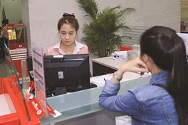 Nhiều ngân hàng đã nhiệt tình hưởng ứng chính sách bằng cách giảm thêm 0,1-0,3 điểm phần trăm lãi suất ở các kỳ hạn dưới sáu tháng. Ảnh minh họa Thành Hoa