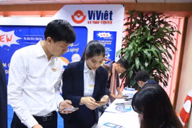 Khách hàng trải nghiệm dịch vụ 