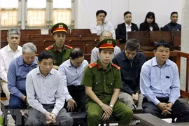 Các bị cáo tại TAND Hà Nội. Ảnh: TTXVN
