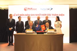 Chủ tịch HĐQT kiêm Tổng Giám độc Tập đoàn T&T Group - Đỗ Quang Hiển (bên phải) và Tổng Giám đốc Hiệp hội Doanh nghiệp HunterNet - Tone Cade ký kết Biên bản ghi nhớ hợp tác