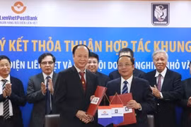 Ông Nguyễn Văn Thân, Chủ tịch VINASME và ông Nguyễn Đình Thắng, Chủ tịch Hội đồng Quản trị LienVietPostBank ký thỏa thuận hợp tác.