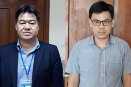 Bị can Nguyễn Hoài Giang (trái) và bị can Phạm Xuân Quang (phải).