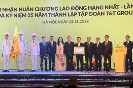 Thay mặt Đảng, Nhà nước, Ủy viên Trung ương Đảng, Phó Chủ tịch Quốc hội Phùng Quốc Hiển đã trao tặng Huân chương Lao động hạng Nhất lần thứ hai cho T&T Group.
