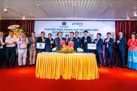 Ông Phùng Chu Cường – TGĐ công ty Phú Long và Ông Lee Young Hoon – Chủ tịch kiêm TGĐ Tập đoàn Posco E&C trao Thỏa thuận hợp tác toàn diện.