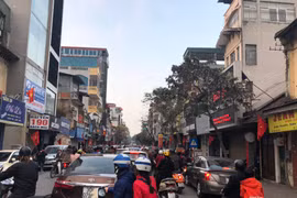 Hà Nội tắc đường ngay trong ngày mùng 1 Tết - Ảnh ghi nhận trên tuyến phố Bạch Mai