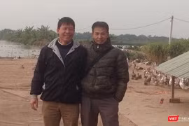 Ông Đoàn Văn Vươn (bên trái)