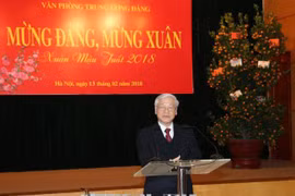 Tổng Bí thư Nguyễn Phú Trọng chúc Tết cán bộ, công chức, viên chức, người lao động Văn phòng Trung ương Đảng. Ảnh: TTXVN
