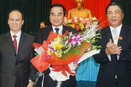 Ông Trần Văn Minh và ông Văn Hữu Chiến ((1) và (2) từ trái qua) - Ảnh: Báo Đà Nẵng