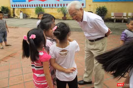 Giáo sư Hồ Ngọc Đại và các học trò.