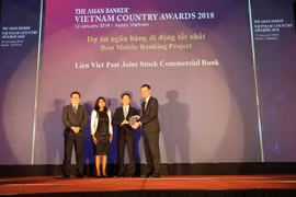 Ông Phạm Quang Đệ, Phó Giám đốc Ngân hàng Điện tử LienVietPostBank (đứng thứ 2 từ bên phải) đại diện cho LienVietPostBank nhận Giải thưởng từ các vị đại diện Tạp chí the Asian Banker