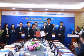 Lễ Ký kết diễn ra tại Văn phòng Hội sở Hà Nội của LienVietPostBank vào ngày 29/11/2017. Ông Phạm Doãn Sơn, Phó Chủ tịch HĐQT kiêm Tổng Giám đốc LienVietPostBank (bên trái), đại diện cho Ngân hàng Bưu điện Liên Việt ký Biên bản Ghi nhớ.
