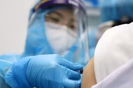 Việt Nam đặt mục tiêu tiêm vaccine Covid-19 cho khoảng 75 triệu người đến cuối năm 2021 hoặc đầu năm 2022. Ảnh: BHXH.