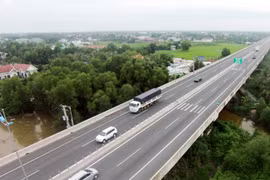 Cao tốc TP.HCM - Trung Lương có chiều dài toàn tuyến là 61,9 km, vận tốc thiết kế 120 km/h, tổng kinh phí đầu tư gần 10.000 tỷ đồng. Ảnh: Zing