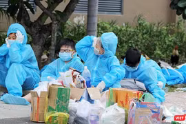 Dù đã trải qua hơn 100 ngày giãn cách nhưng TP.HCM vẫn phát hiện hàng ngàn ca nhiễm mới mỗi ngày. Ảnh chụp tại khu cách ly bệnh viện dã chiến ở TP.Thủ Đức. Ảnh: GVT.