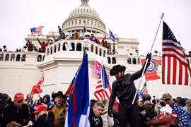 Đám đông người biểu tình ủng hộ Trump tràn vào Điện Capitol hôm 6/1. (Ảnh: AP)