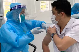 Việt Nam đang huy động tất cả nguồn lực với hy vọng đủ vaccine tiêm cho đại đa số người dân. Ảnh: báo Nhân dân.