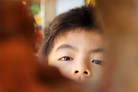 Những đứa trẻ của Thủ Thiêm hôm nay vẫn tự hỏi tới bao giờ chúng hết cảnh phải sống đời tạm cư ngay trên chính mảnh đất quê hương mình?. Ảnh: GVT.