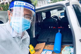 Anh Bùi Văn Nghĩa cùng chiếc xe luôn chứa sẵn bình oxy đã rong ruổi "mang oxy đến với F0" nhiều tháng nay ở TP.HCM.