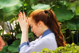 Người dân TP.HCM đi chùa cầu an đầu năm mowisi cho gia đình vào sáng mùng Một tết Kỷ Hợi.