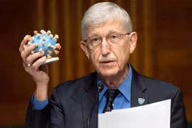 Tại một phiên điều trần về vaccine Covid-19, ông Francis Collins, Giám đốc Viện Sức khỏe Quốc gia (NIH) đưa ra mô hình của virus đang gây nên đại dịch toàn cầu. Ảnh: AP.