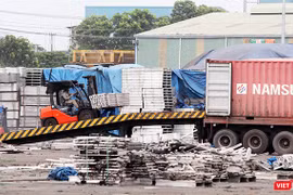 Kho nhôm trong cảng cảng PTSC Phú Mỹ đang được dịch chuyển đi địa điểm khác. Đích đến là trụ sở công ty Nhôm Toàn cầu ở Khu công nghiệp Mỹ Xuân B1 – Conac. 