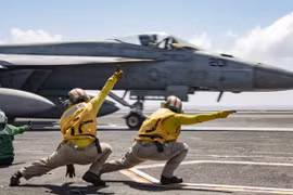 Tiêm kích F/A-18E Super Hornet chuẩn bị cất cánh từ boong tàu sân bay Ronald Reagan (Ảnh: US Navy)
