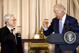 Ông Joe Biden, khi đó là Phó Tổng thống, nâng ly chúc mừng Tổng Bí thư Nguyễn Phú Trọng trong buổi tiệc chào mừng chuyến thăm lịch sử của ông Trọng tháng 7 năm 2015. Ảnh: Reuters.