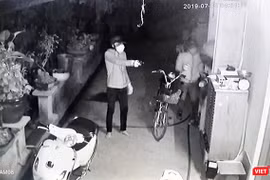 Ảnh cắt từ camera ghi lại nhóm trộm đột nhập vào nhà dân ở Củ Chi.