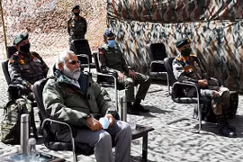 Thủ tướng Ấn Độ Modi thị sát Ladakh, điểm nóng xung đột với Trung Quốc (Ảnh: Reuters)
