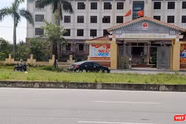Đây chỉ là một trong số hàng chục chiếc ô tô đi theo luật giao thông không giống ai ở huyện Lộc Hà chiều ngày 17/6/2019.