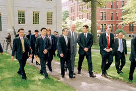 Thủ tướng Phan Văn Khải thăm Đại học Harvard nhân chuyến công du lịch sử đến Hoa Kỳ năm 2005. Đi bên trái Thủ tướng Phan Văn Khải là ông Thomas Vallely, Giám đốc Chương trình Việt Nam tại Harvard, ông Nguyễn Xuân Thành và Ben Wilkinson (cà vạt đỏ)