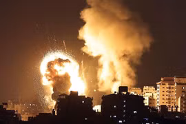 Israel pháo kích vào dải Gaza để trả đũa Hamas bắn rocket vào lãnh thổ nước này ngày 12/5/2021. Ảnh: AFP