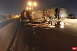 Chiếc xe tải lật ngang giữa đường khi đang đổ dốc cầu Phú Mỹ thuộc địa bàn quận 2 khiến giao thông trên trục huyết mạch từ quận 7 sang quận 2 gần như tê liệt đêm qua (11/6/2019)